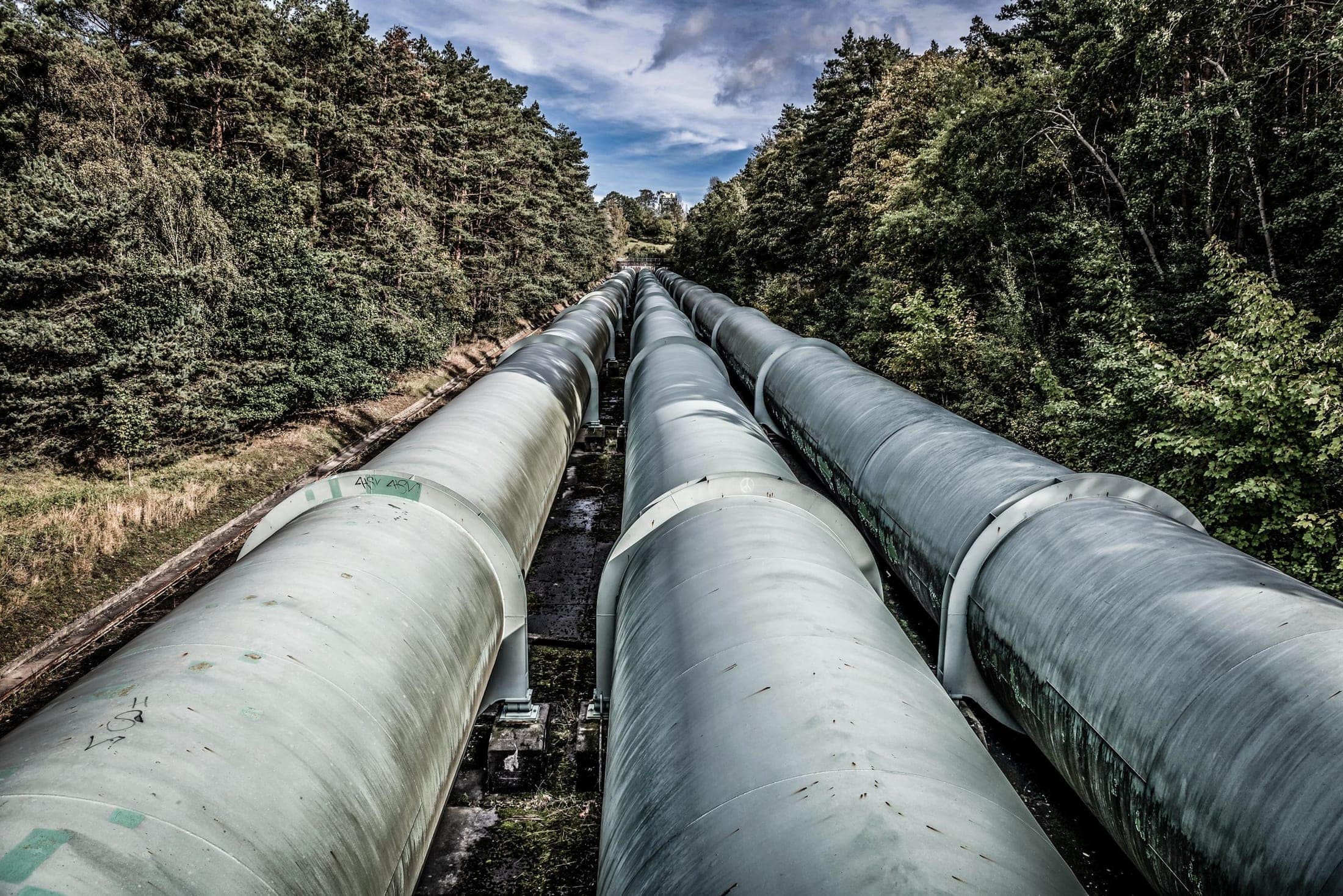 Large-diameter pipelines running in parallel through a corridor